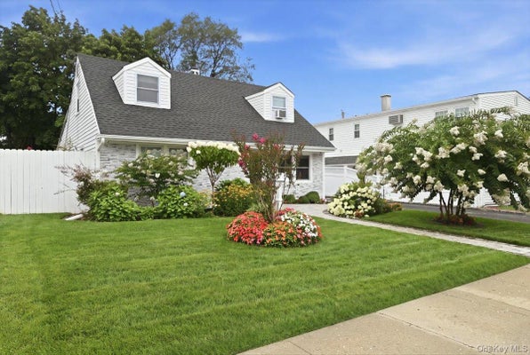 913 MERILLON AVE, WESTBURY, NY 11590 - Image 724eef2b6239dcda7d7d849809eaa0c7/2384526649