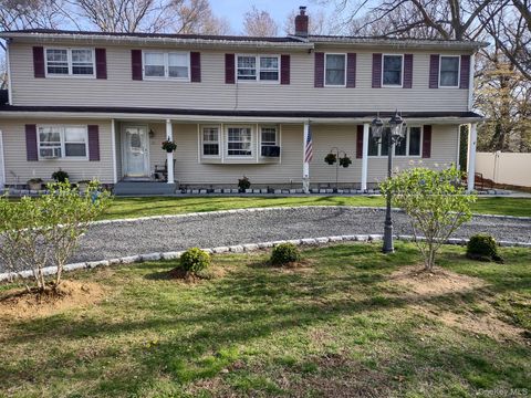 Photo of 10 Maria Court, Holbrook, NY 11741 (MLS # 936066)