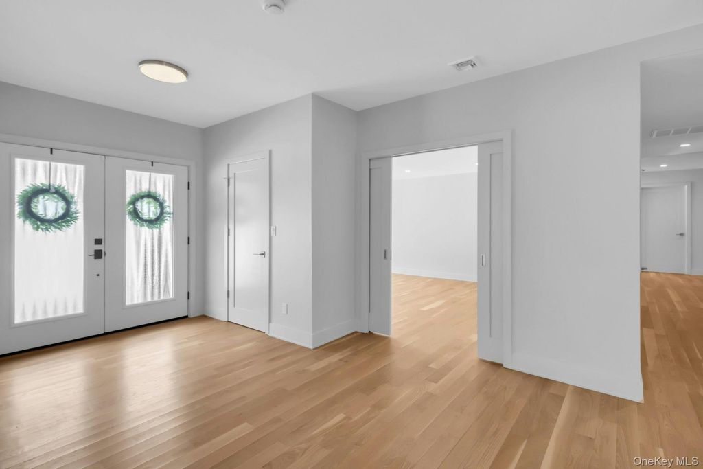 Photo of 4 Northwood Court, Woodbury, NY 11797 (MLS # 955219)