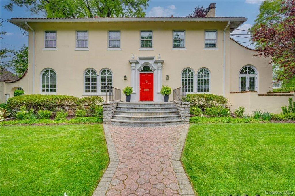 Photo of 560 Pelhamdale Avenue, Pelham, NY 10803 (MLS # 987507)