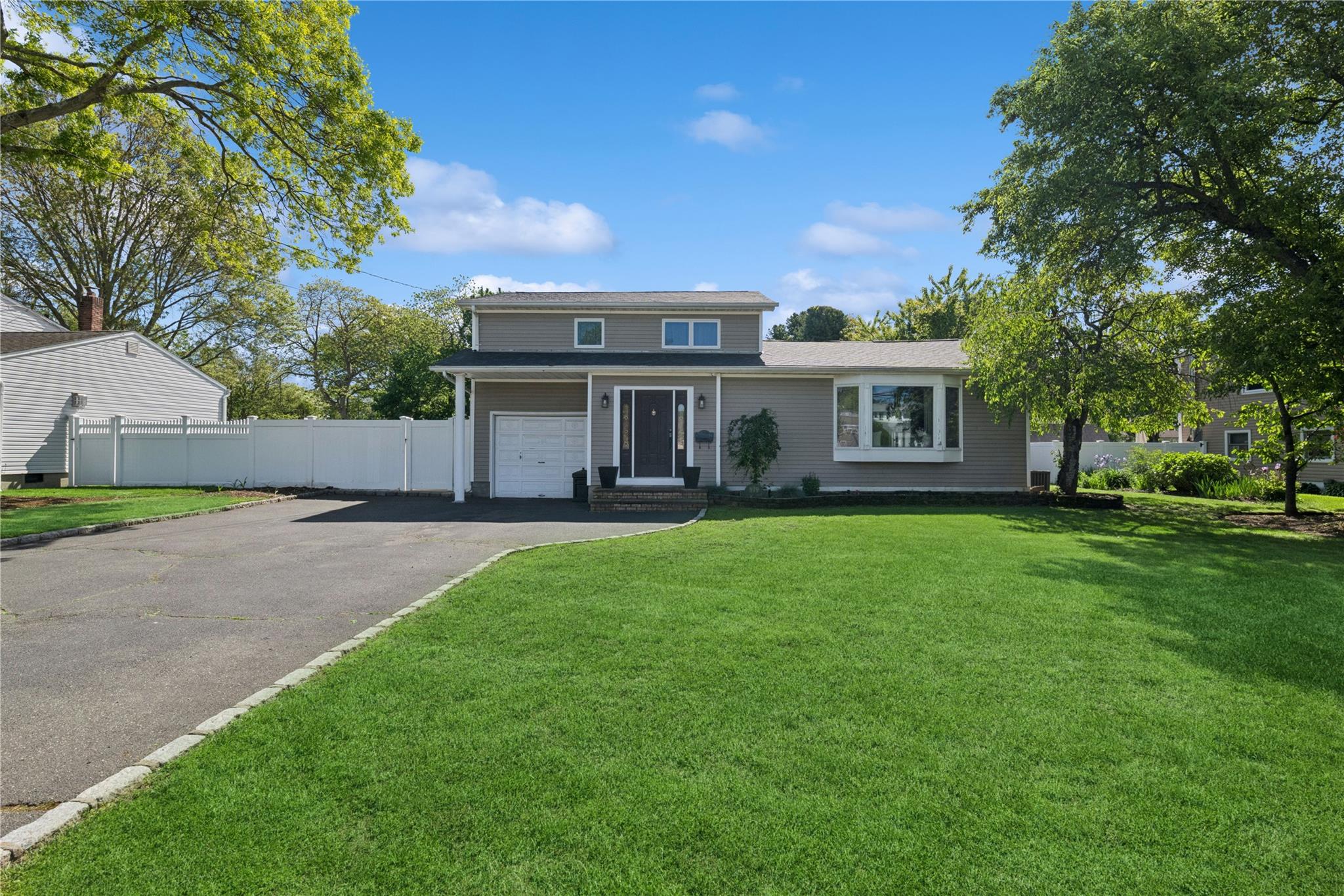 979 Manor Lane, Bay Shore, New York image 1