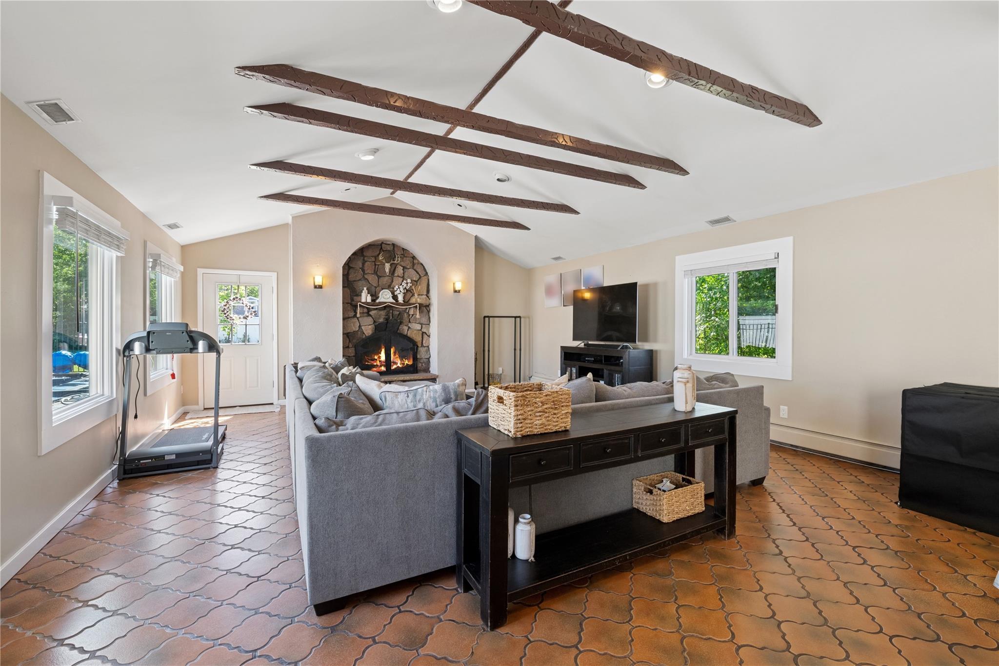979 Manor Lane, Bay Shore, New York image 4