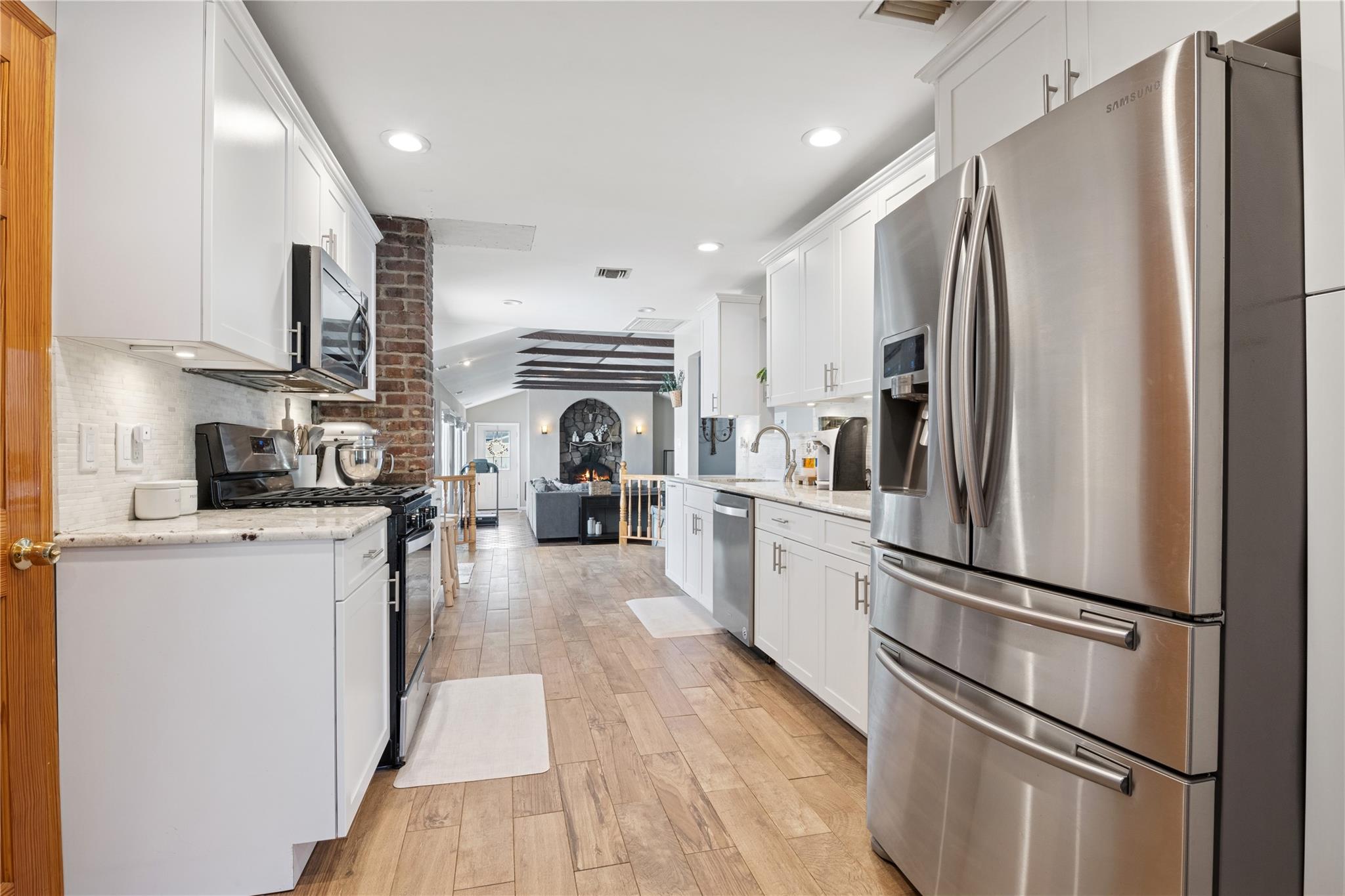 979 Manor Lane, Bay Shore, New York image 3