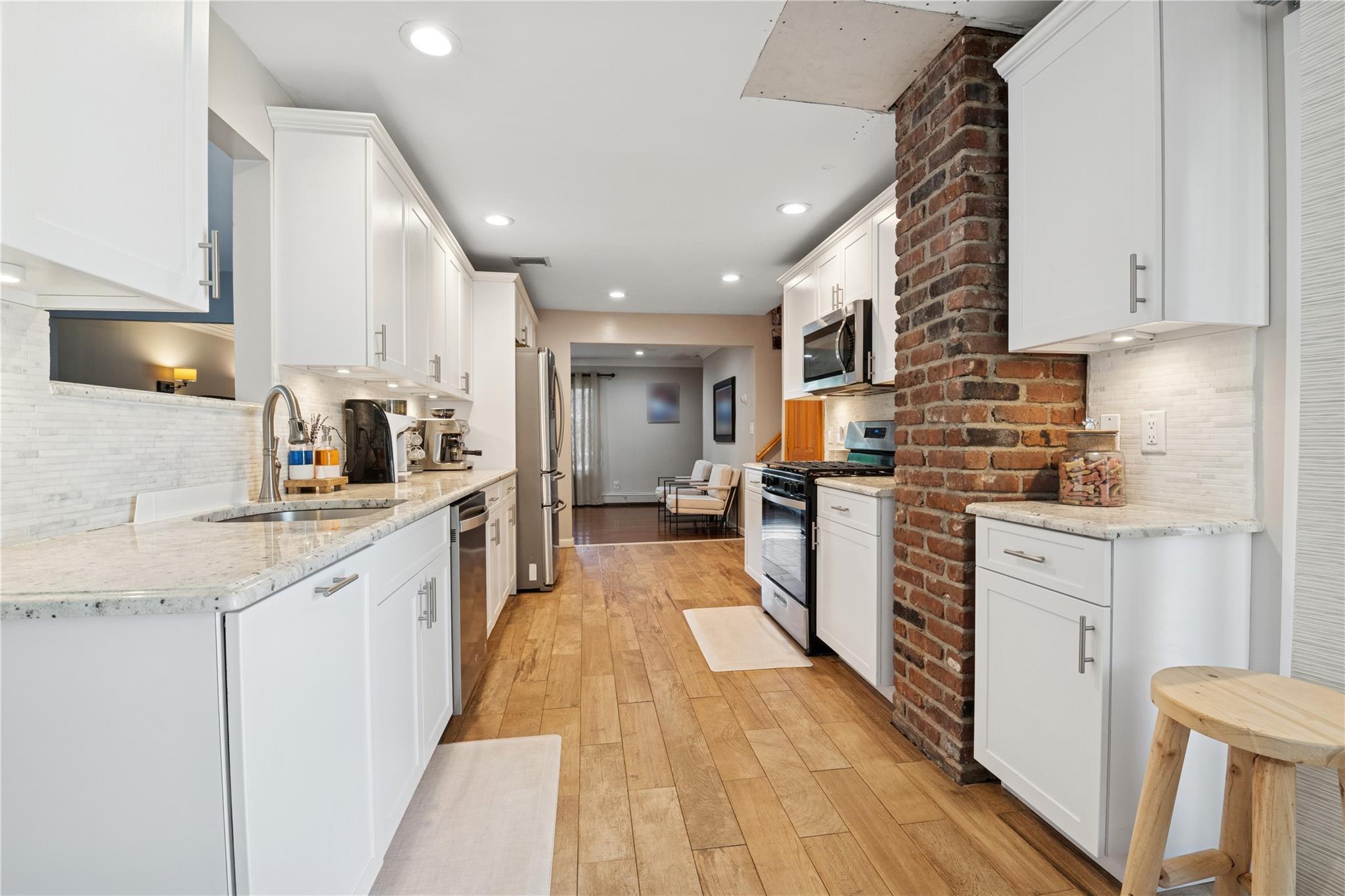 979 Manor Lane, Bay Shore, New York image 2