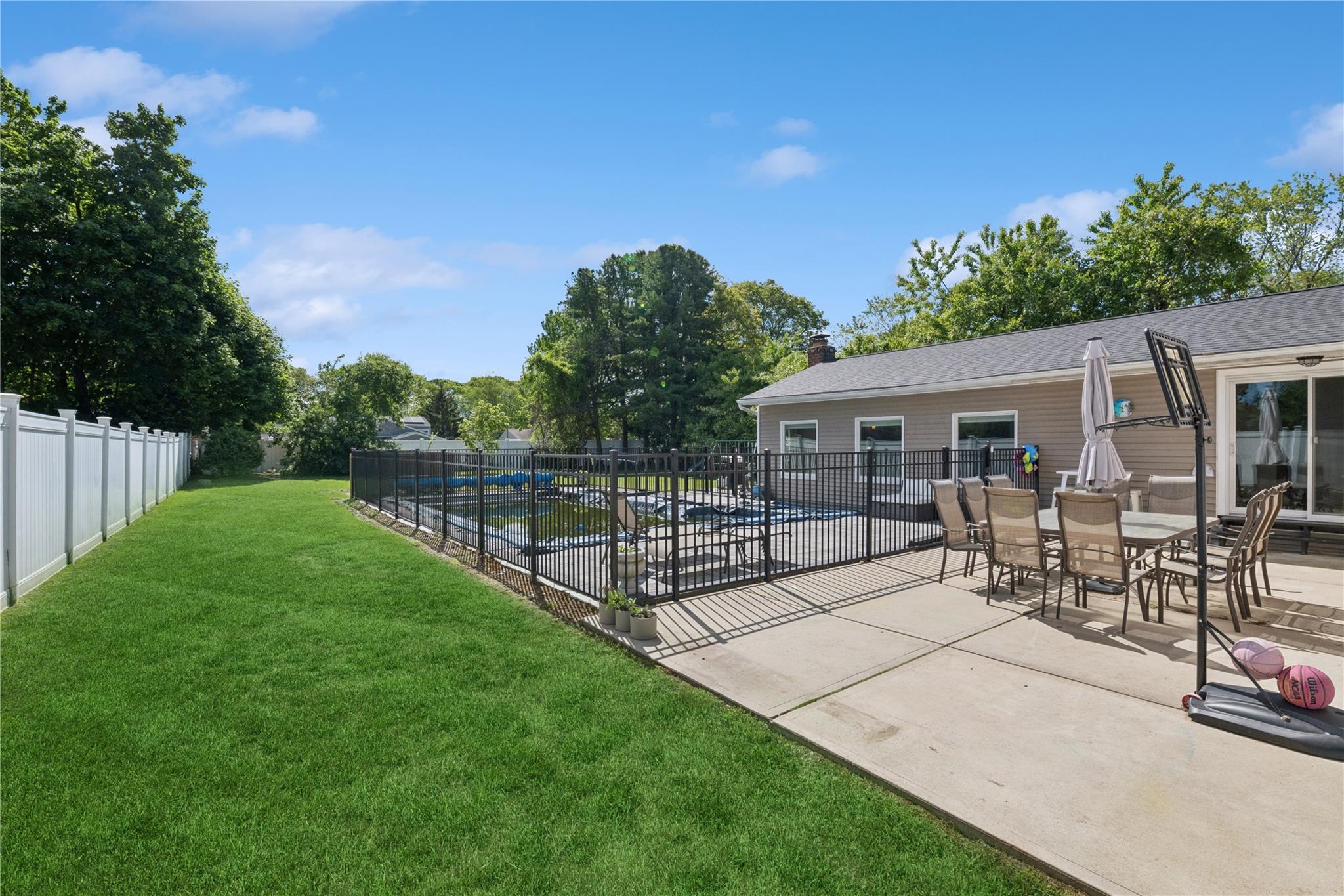 979 Manor Lane, Bay Shore, New York image 22