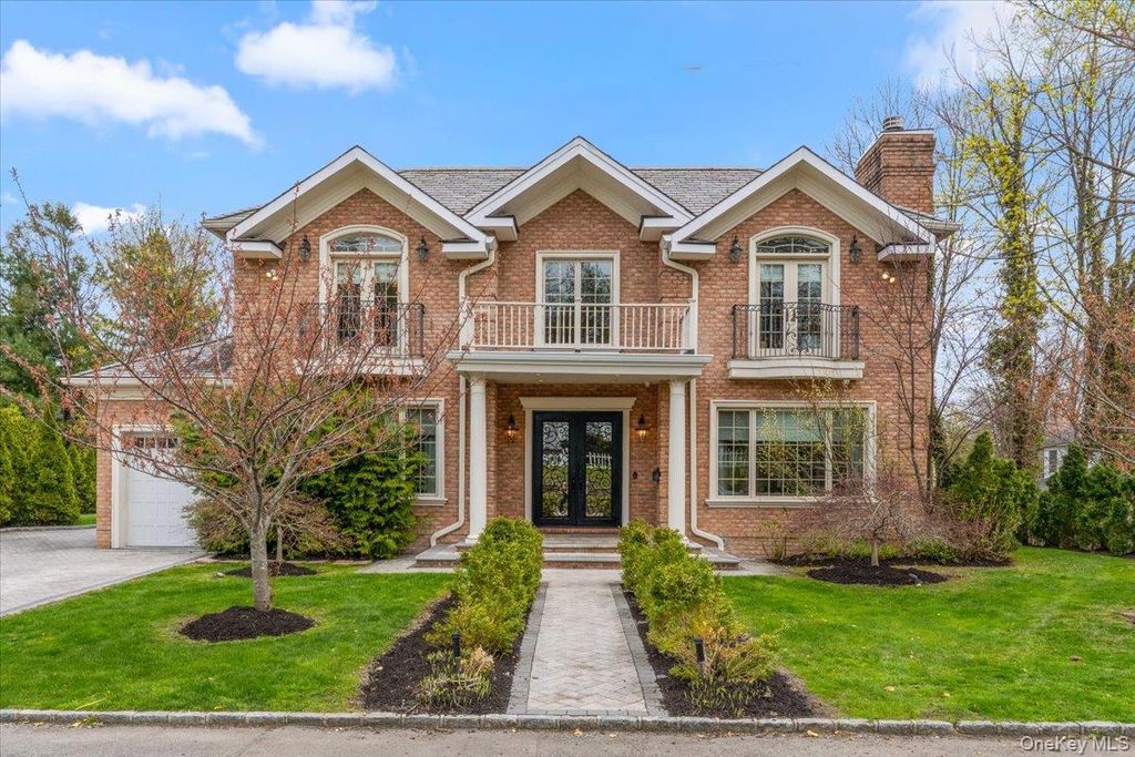 Photo of 1 Devonshire Lane, Great Neck, NY 11023 (MLS # 984385)