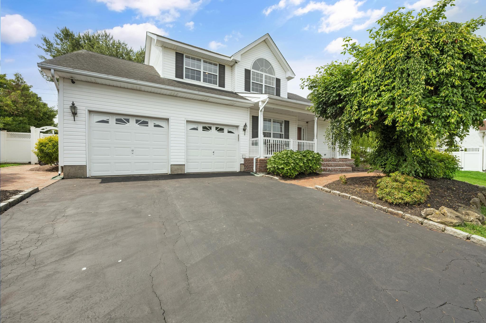 Property for Sale at Tecumseh Court, Commack, Hamptons, NY - Bedrooms: 5 
Bathrooms: 3  - $1,225,000