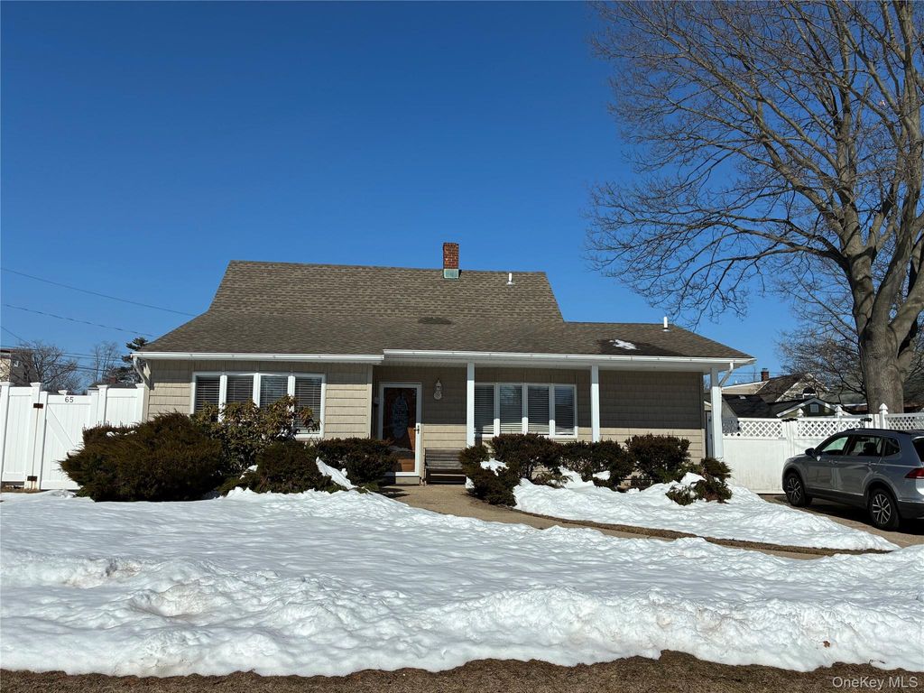 Photo of 65 Morning Glory Road, Levittown, NY 11756 (MLS # 966110)