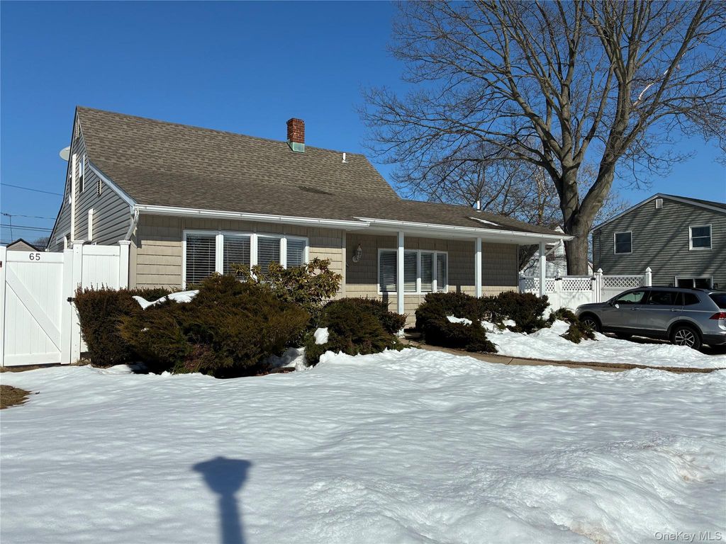 Photo of 65 Morning Glory Road, Levittown, NY 11756 (MLS # 966110)