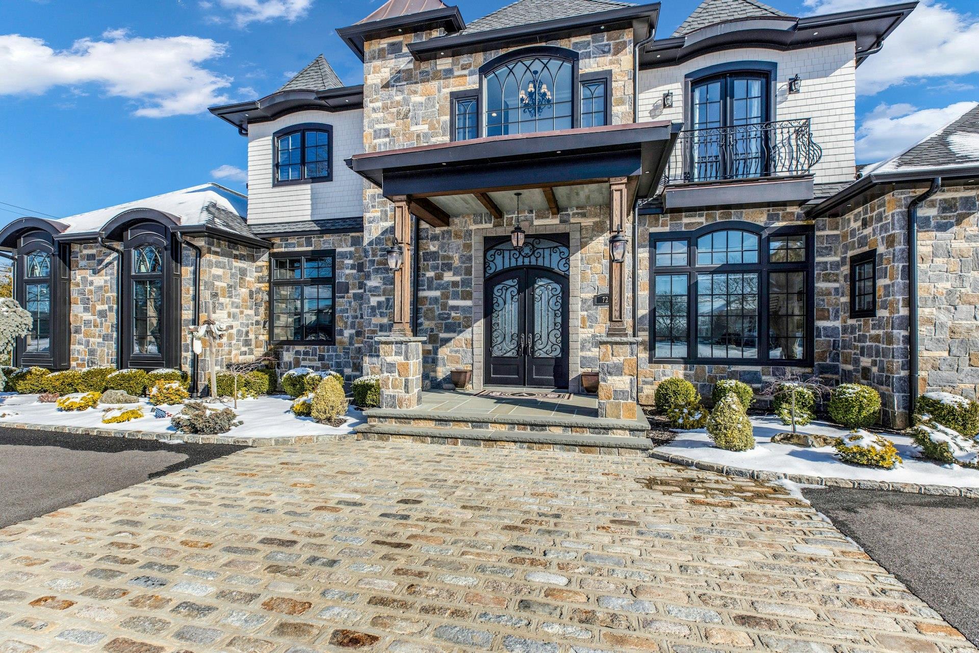 72 The Helm, East Islip, New York image 3