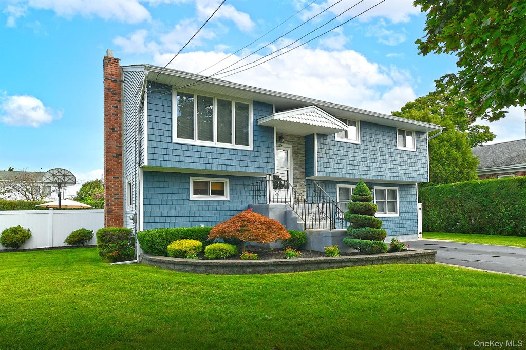 Photo of 35 Jensen Road, Bay Shore, NY 11706 (MLS # 1047846)