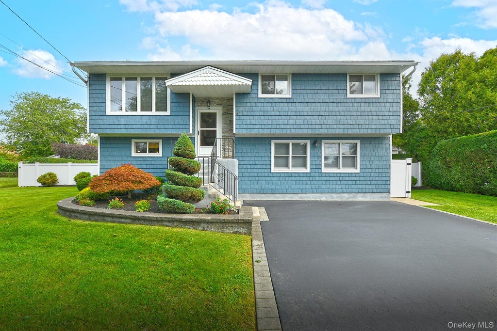 Photo of 35 Jensen Road, Bay Shore, NY 11706 (MLS # 1047846)