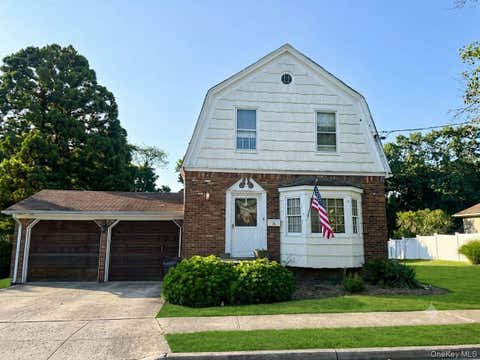 Homes For Sale - 32 Aldred Avenue<br/> Rockville Centre, NY 11570