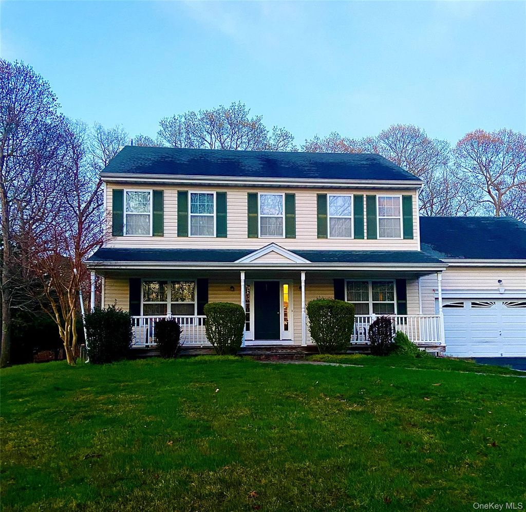 Photo of 108 Maple Wood Lane, Riverhead, NY 11901 (MLS # 980814)