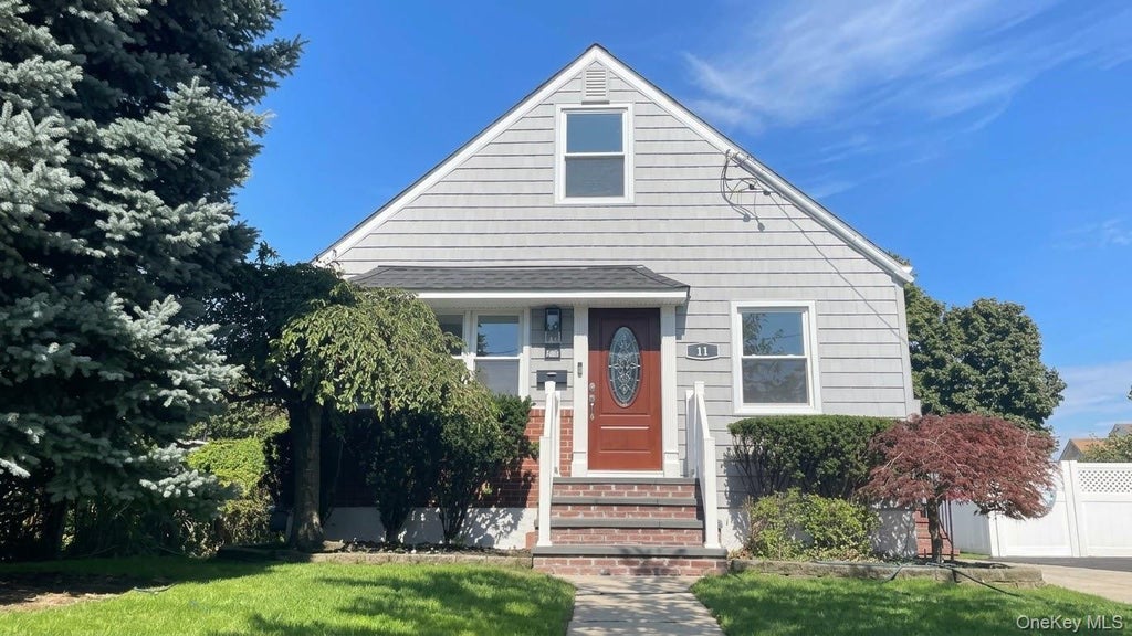 Photo of 11 Wood Street, Lynbrook, NY 11563 (MLS # 1047701)