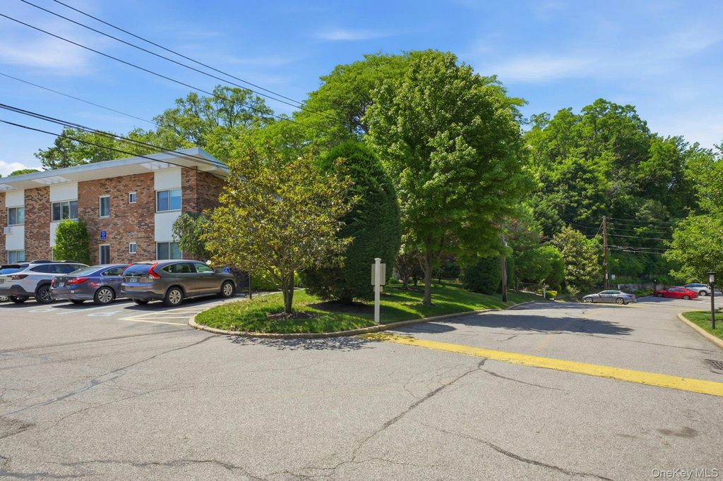 Photo of 200 Lexington Avenue #8B, Oyster Bay, NY 11771 (MLS # 1013323)