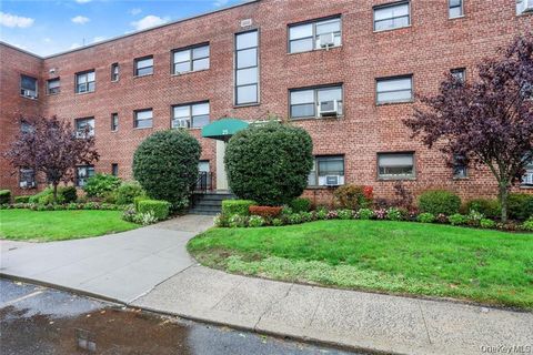 Photo of 25 SHADY GLEN Court #1A, New Rochelle, NY 10805 (MLS # 919666)