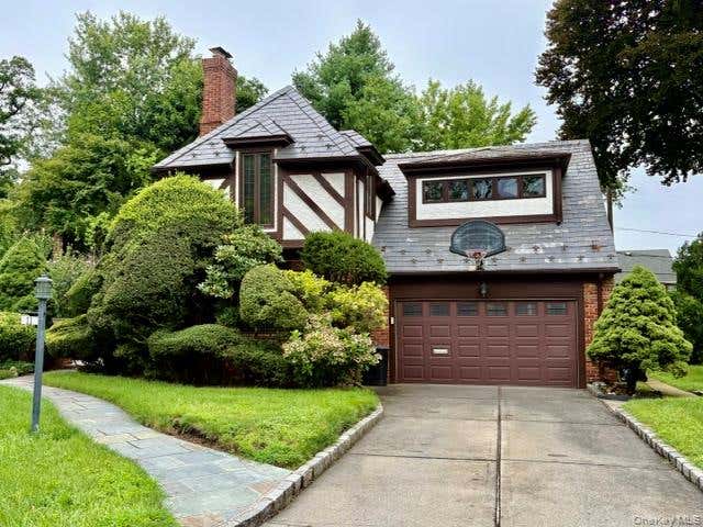 Photo of 11 Andover Lane, Manhasset, NY 11030 (MLS # 1039654)