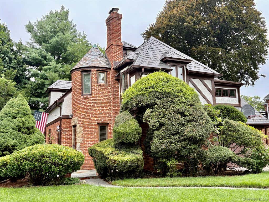 Photo of 11 Andover Lane, Manhasset, NY 11030 (MLS # 1039654)