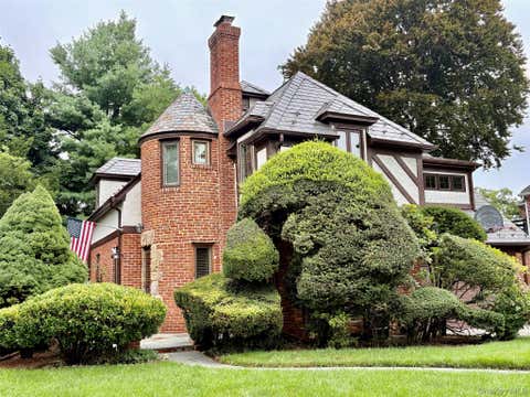 Homes For Sale - 11 Andover Lane<br/> Manhasset, NY 11030