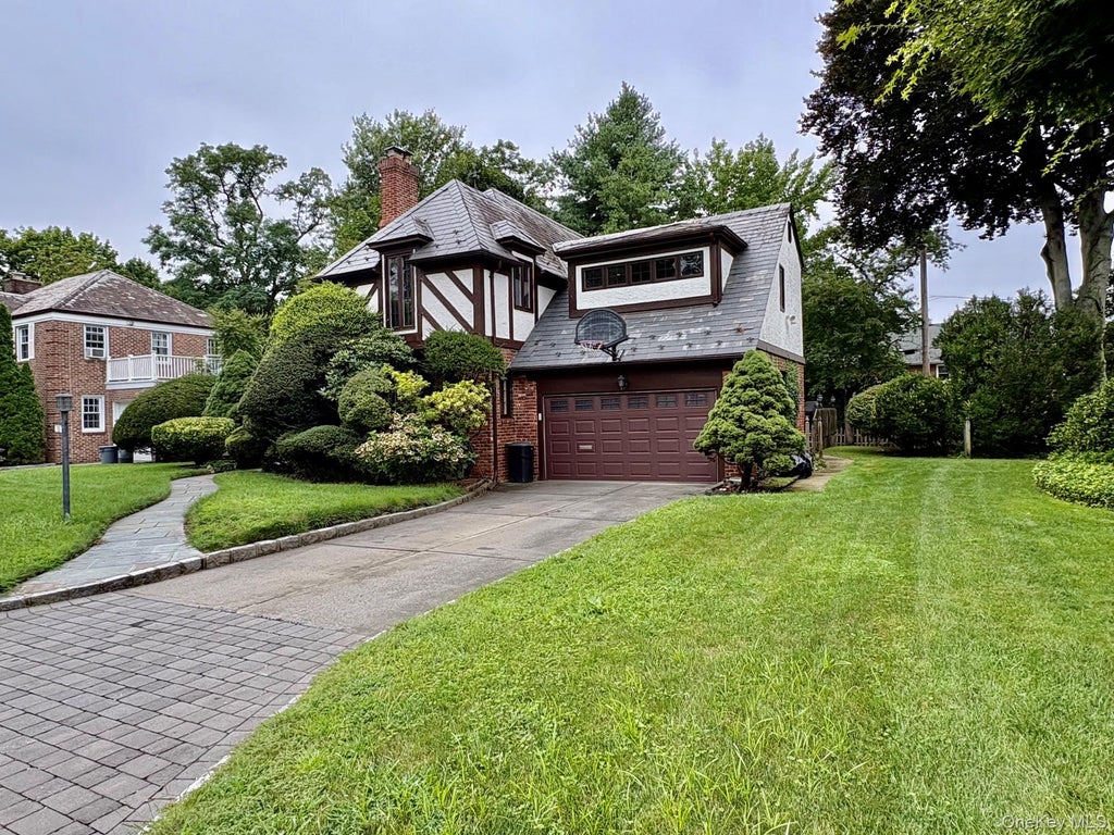 Photo of 11 Andover Lane, Manhasset, NY 11030 (MLS # 1039654)