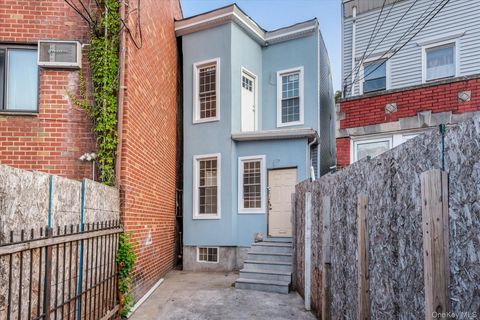 Photo of 1142 Welling Court, Astoria, NY 11102 (MLS # 901226)