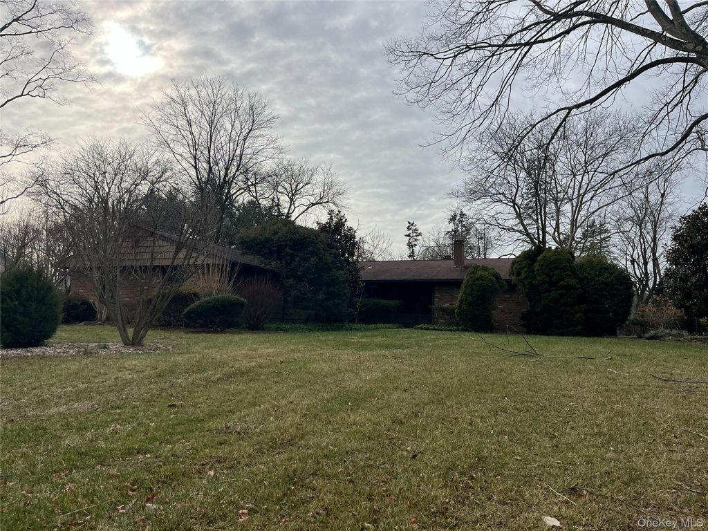 Photo of 15 Wildwood Drive, Dix Hills, NY 11746 (MLS # 951909)