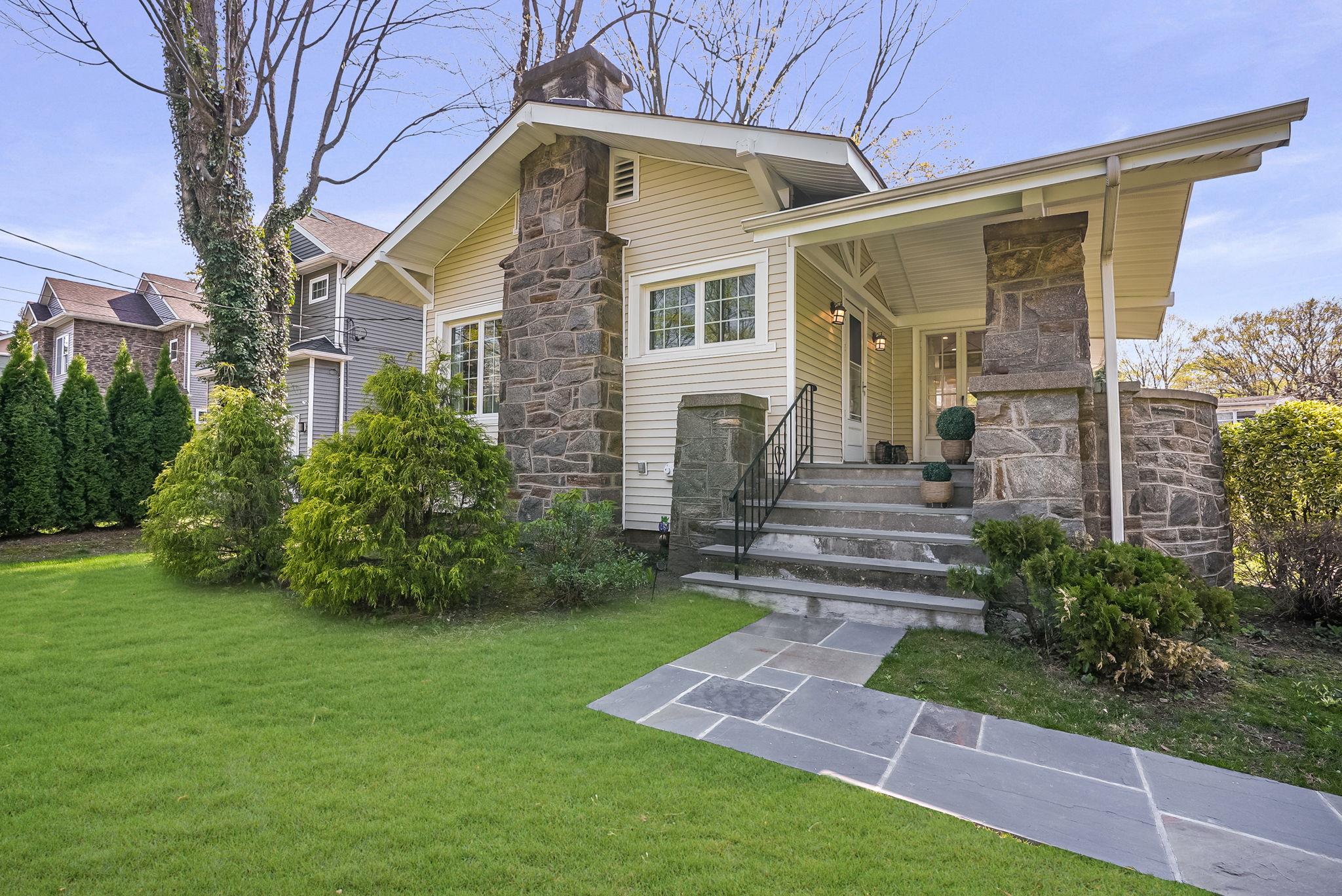 Mamaroneck Avenue, White Plains, New York - 3 Bedrooms  
2 Bathrooms  
6 Rooms - 