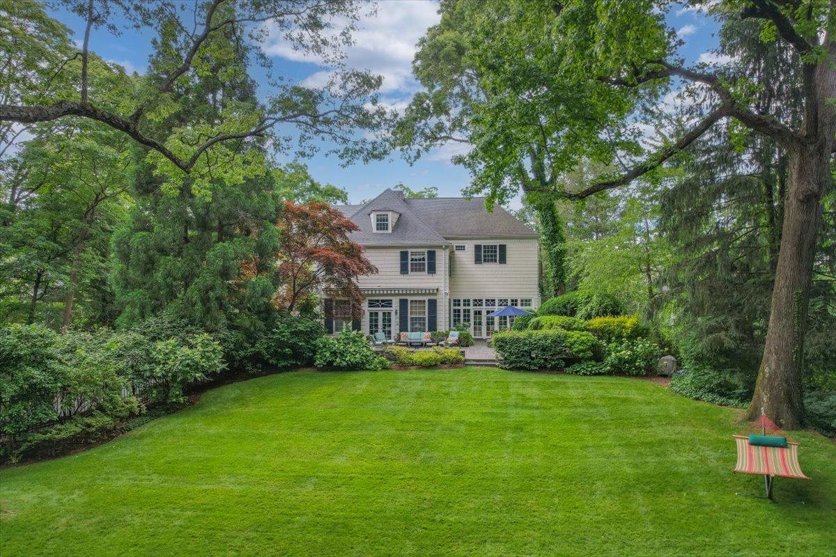 Sackett Circle, Larchmont, New York - 7 Bedrooms  
6 Bathrooms  
12 Rooms - 