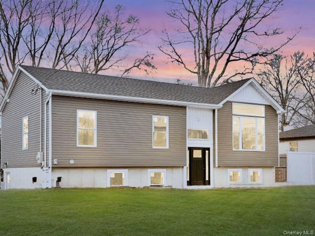 Photo of 10 Amarr Drive, Shirley, NY 11967 (MLS # 955065)