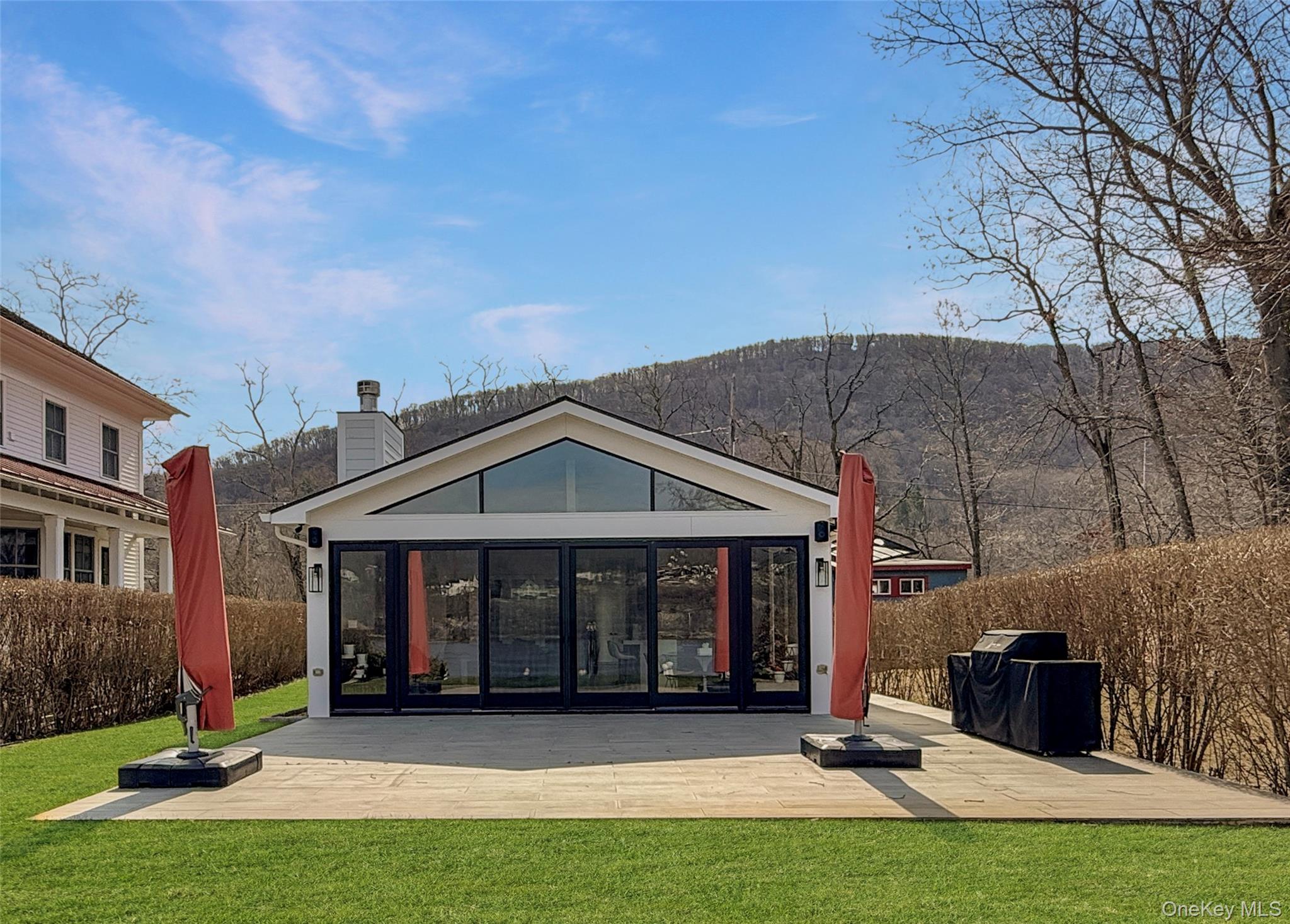 12 Hudson River Lane