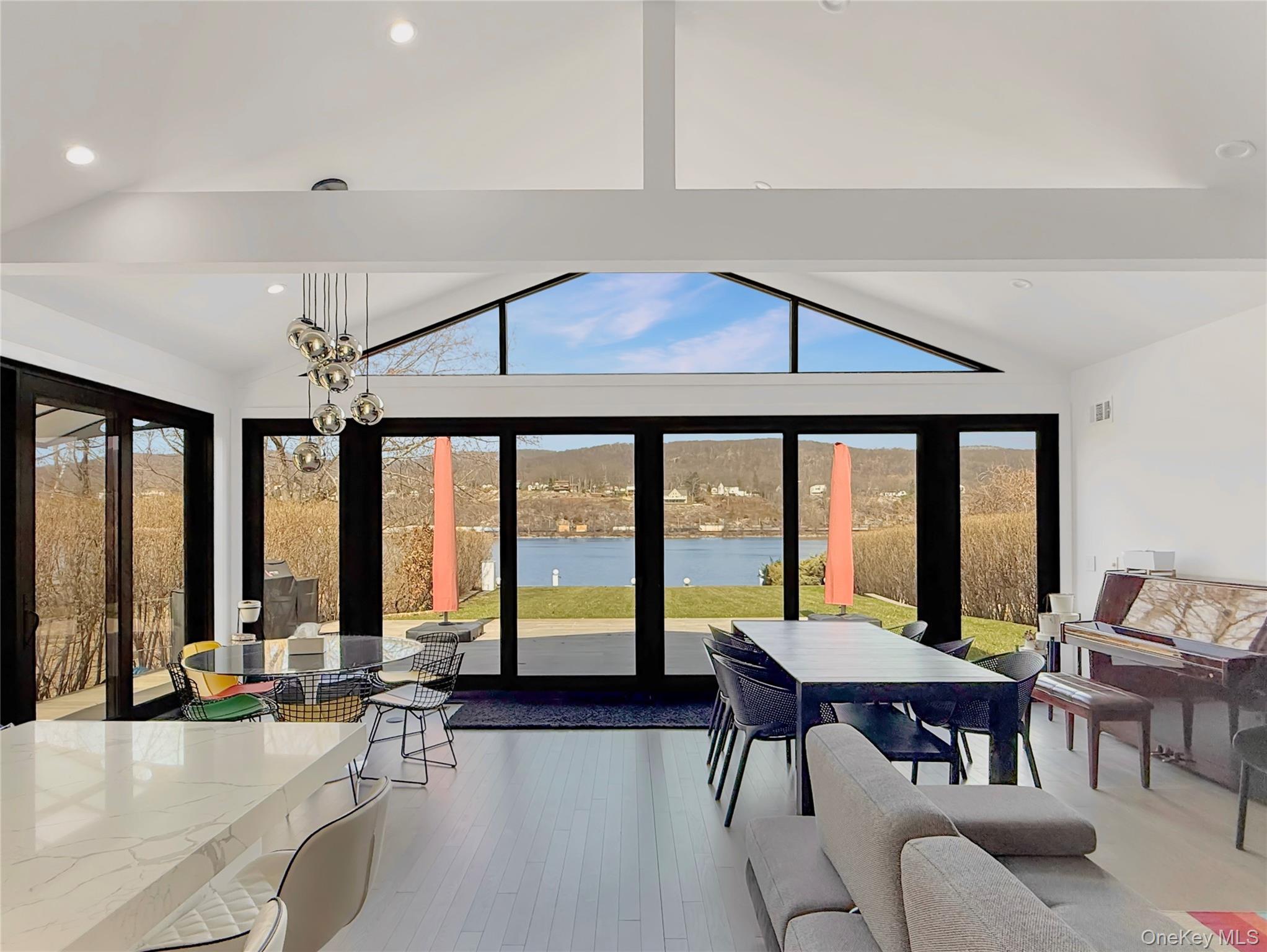 12 Hudson River Lane