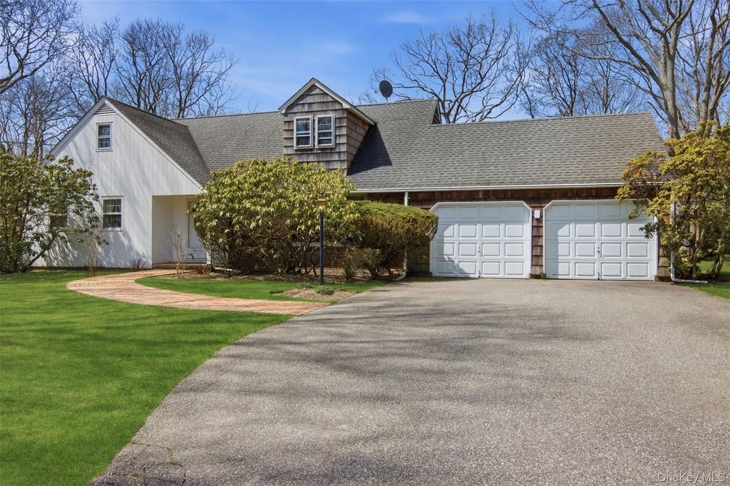 Photo of 6 Oakland Lane, East Quogue, NY 11942 (MLS # 987815)
