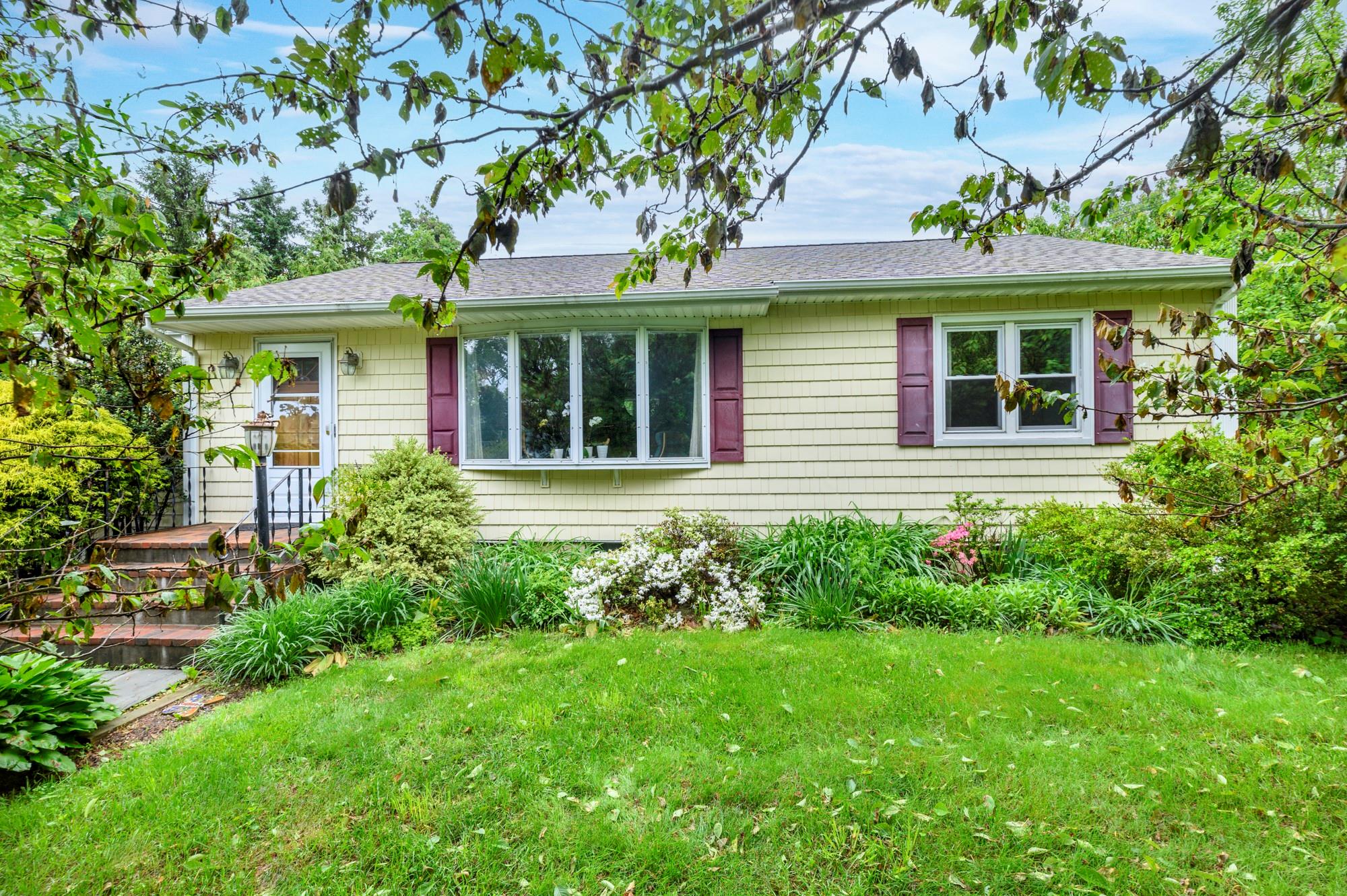 Sunset Drive, Yorktown Heights, New York - 3 Bedrooms  
2 Bathrooms  
9 Rooms - 