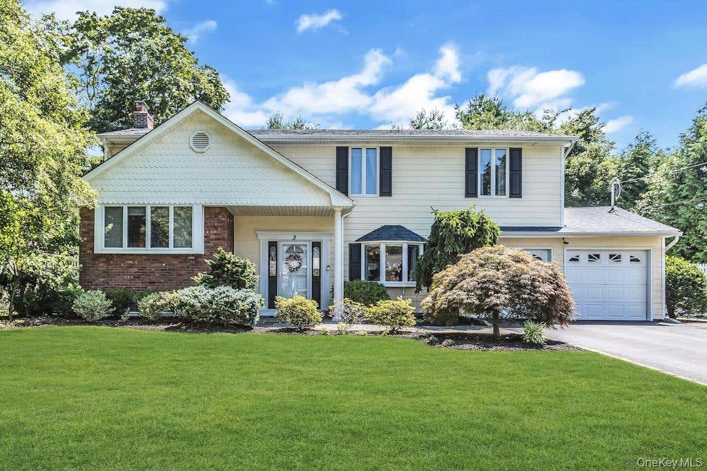 Photo of 3 Windsor Place, Melville, NY 11747 (MLS # 1028636)