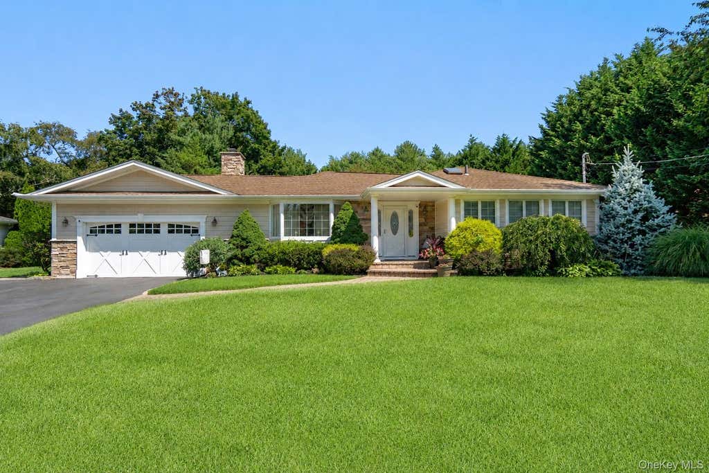 Photo of 14 Hickman Street, Syosset, NY 11791 (MLS # 1036679)