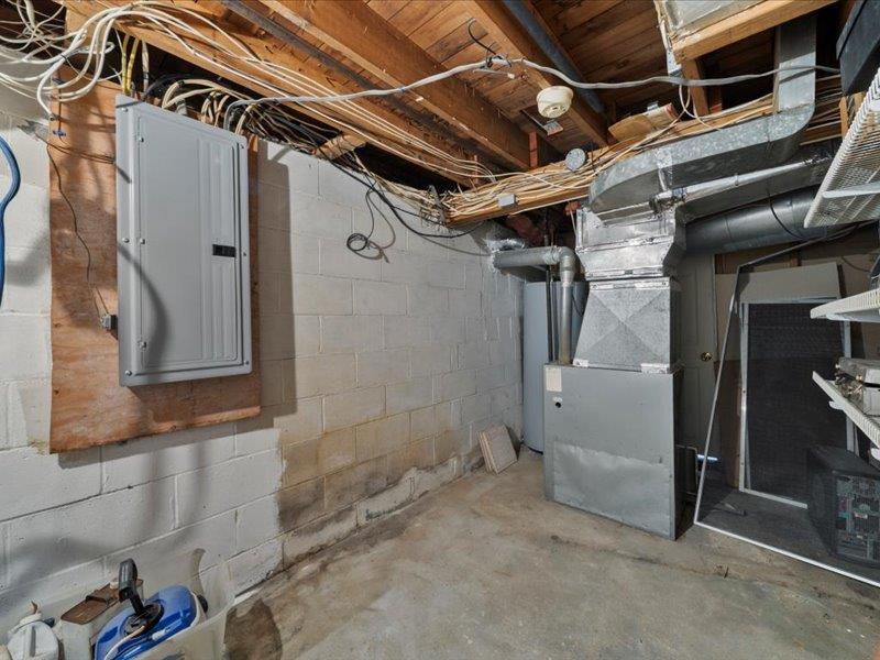 65 Westwood Avenue, Deer Park, New York image 24