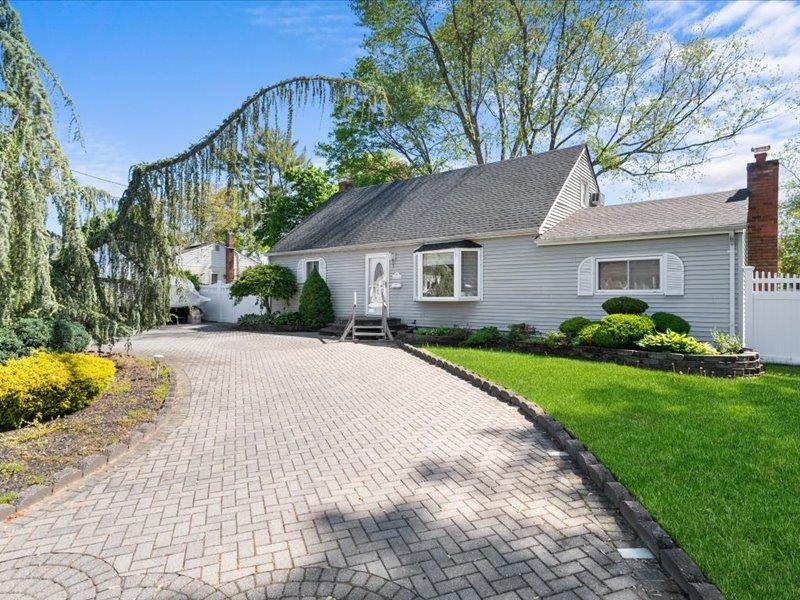 65 Westwood Avenue, Deer Park, New York image 2