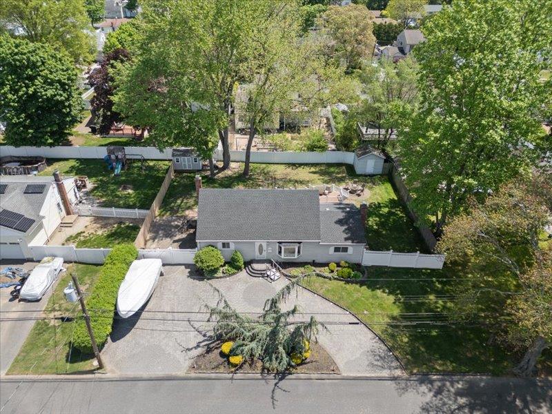 65 Westwood Avenue, Deer Park, New York image 28