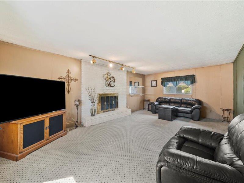 65 Westwood Avenue, Deer Park, New York image 11