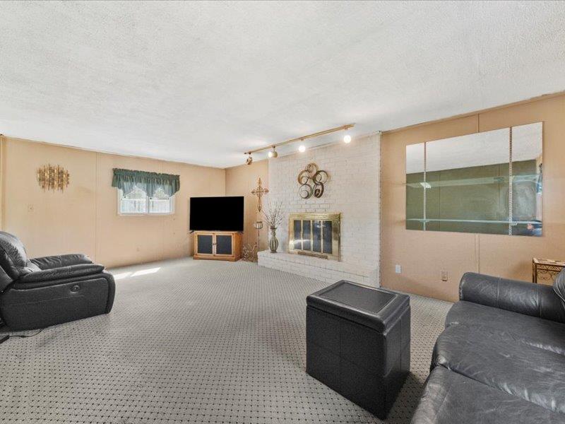 65 Westwood Avenue, Deer Park, New York image 10