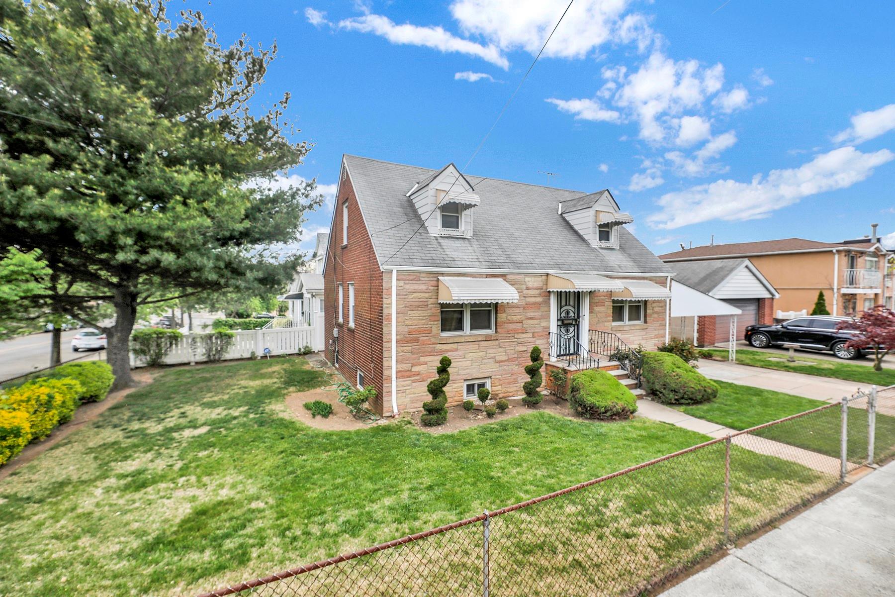 185th Street, Saint Albans, Queens, NY - 4 Bedrooms  
3 Bathrooms  
8 Rooms - 