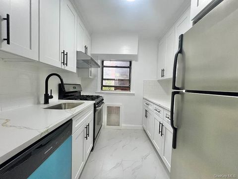 Photo of 44-21 Macnish Street #2G, Elmhurst, NY 11373 (MLS # 919662)