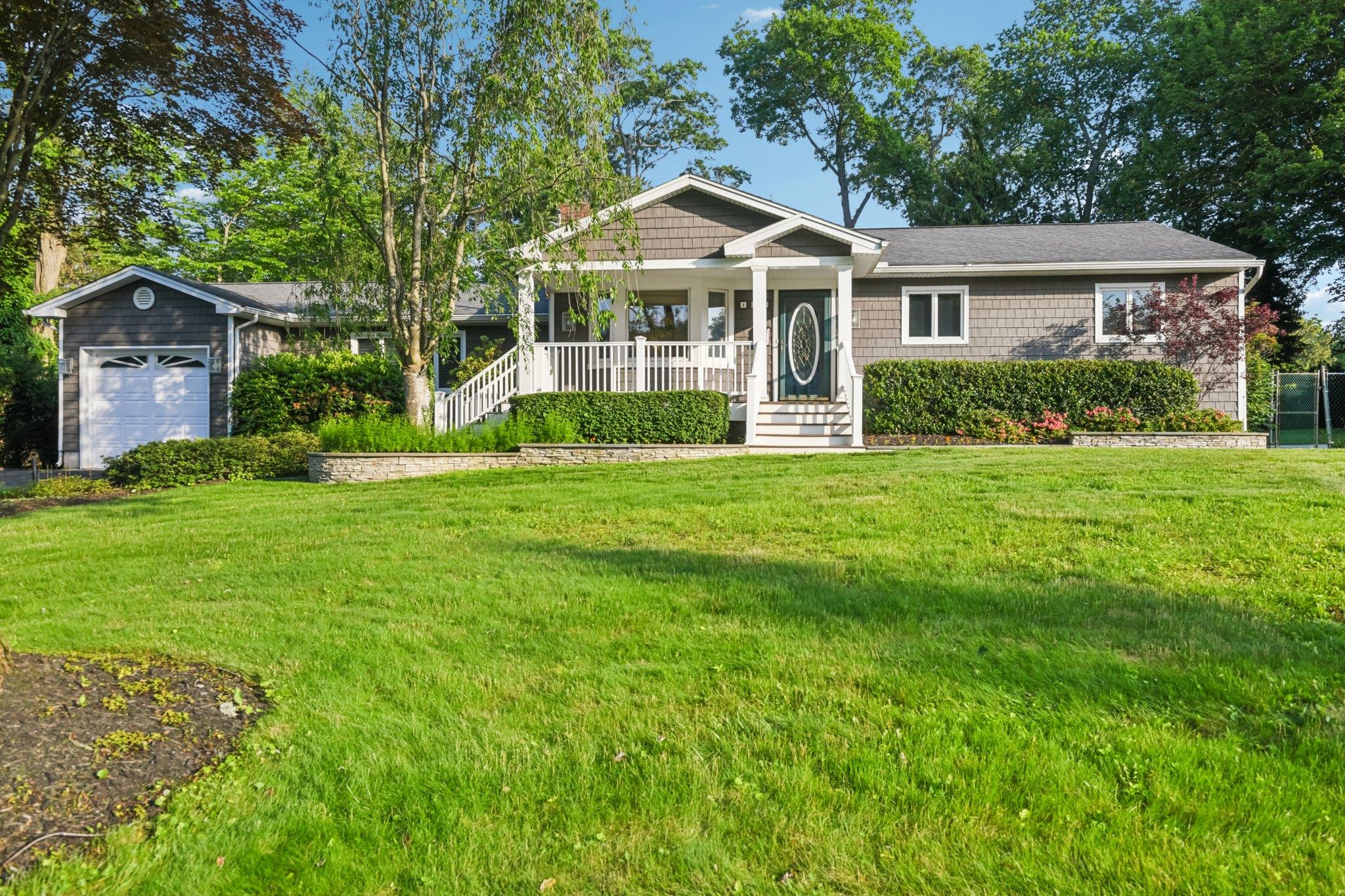 Dogwood Lane, Port Jefferson, Hamptons, NY - 4 Bedrooms  
3 Bathrooms - 
