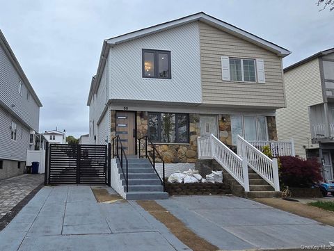 Photo of 55 Beard Street, Staten Island, NY 10314 (MLS # 989956)