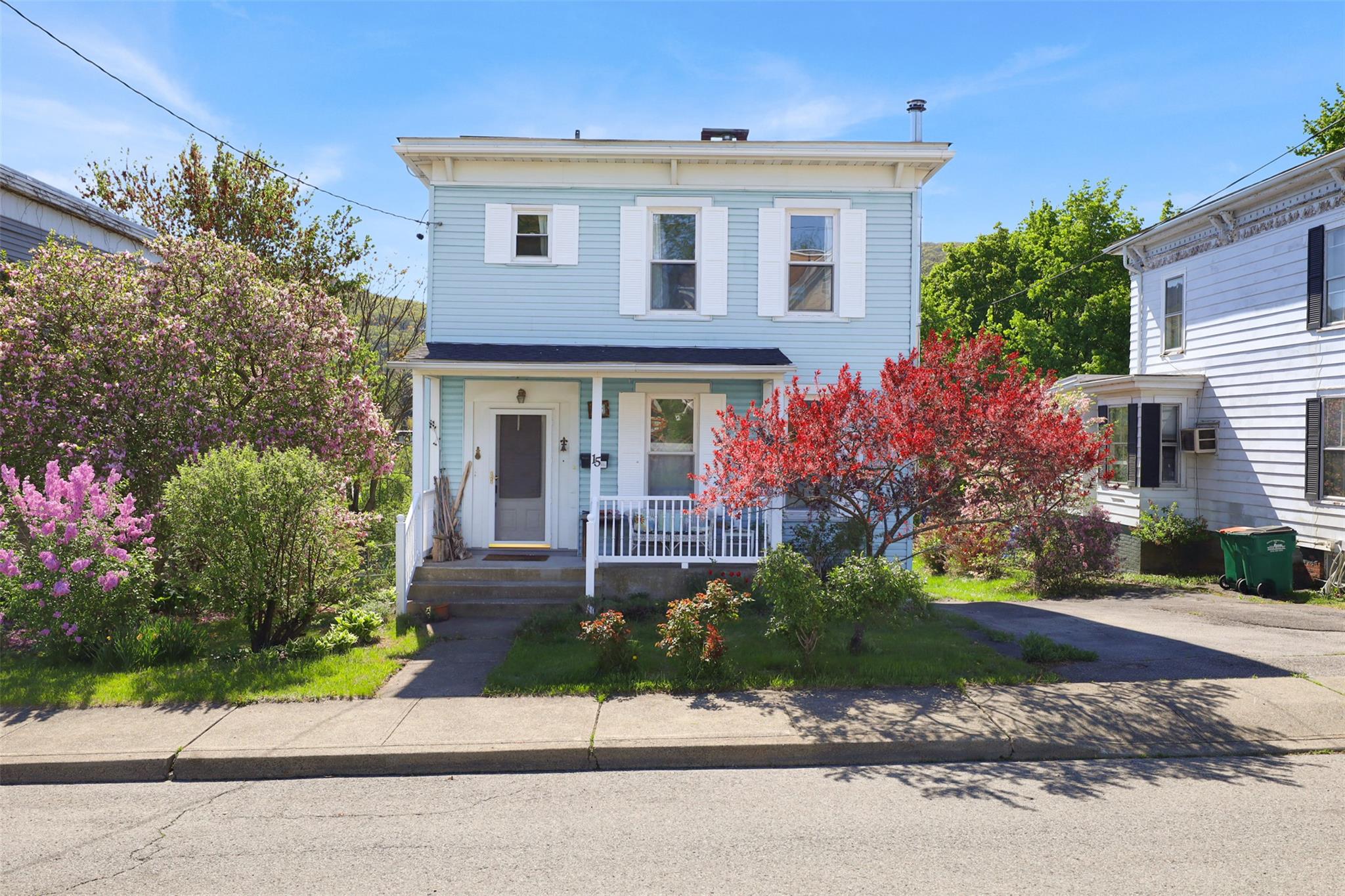 Davis Street, Beacon, New York - 3 Bedrooms  
2 Bathrooms  
7 Rooms - 