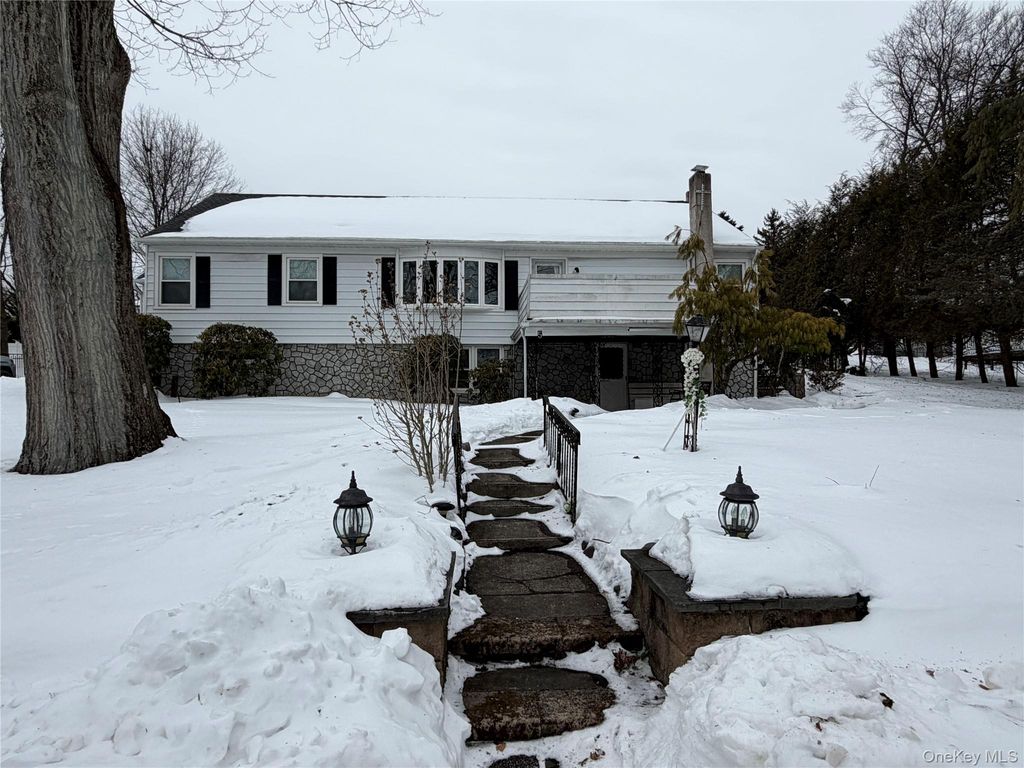 Photo of 5 N Shenorock Drive, Yorktown Heights, NY 10598 (MLS # 963395)