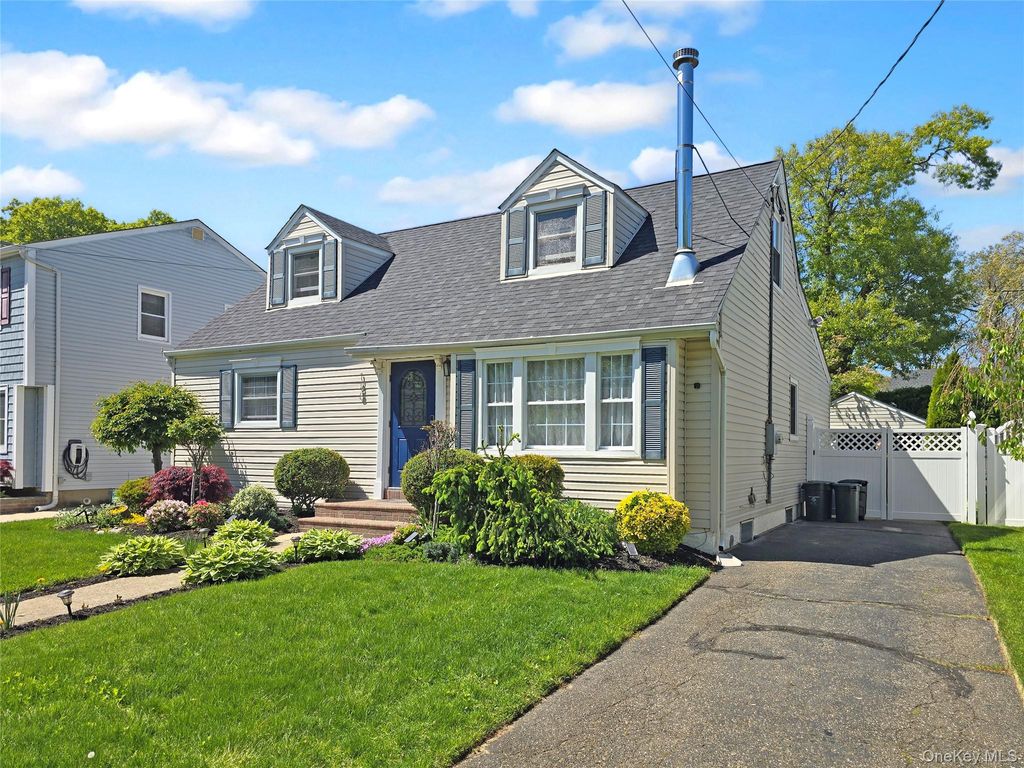 Photo of 188 Elsie Avenue, Merrick, NY 11566 (MLS # 999769)