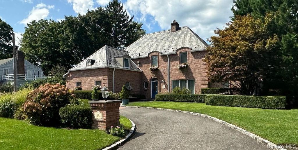 Photo of 29 Pine Hill Road, Great Neck, NY 11020 (MLS # 922314)