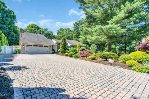 Homes For Sale - 6 Averly Place<br/> Smithtown, NY 11787